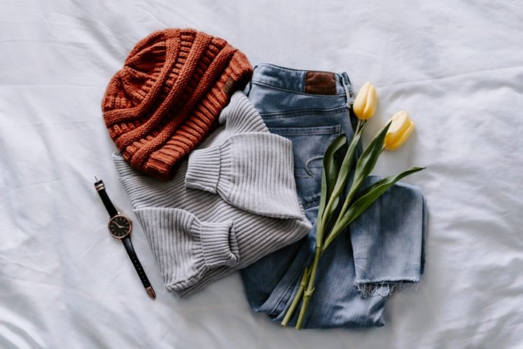 A hat, watch, jeans, sweater and a tulip as a gift idea for a writer